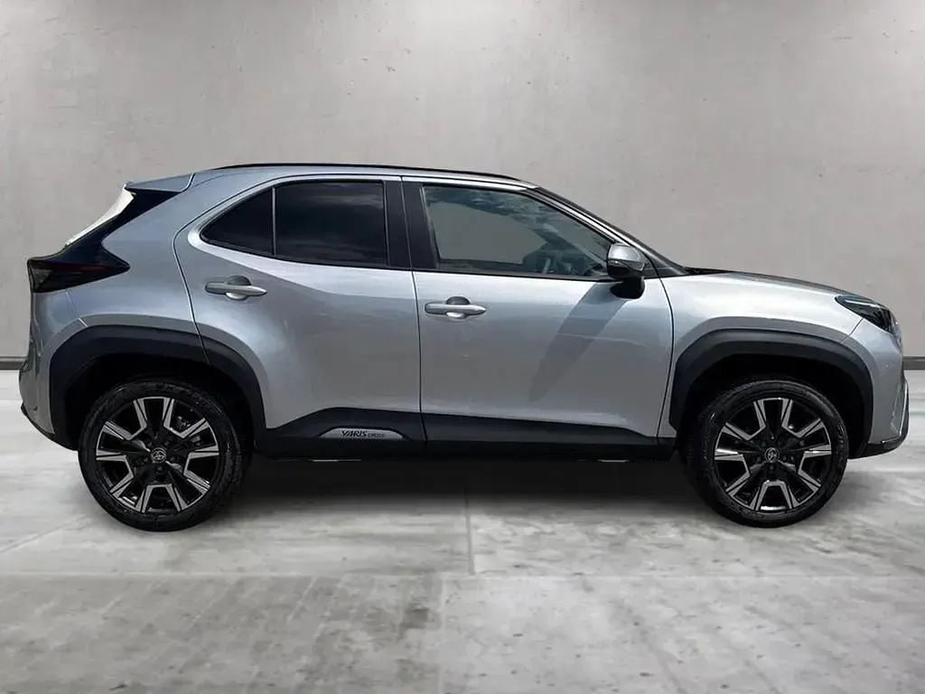 Nuova Toyota Yaris Cross Lounge 131 CV (96 kW) 2026 Grigio SUV