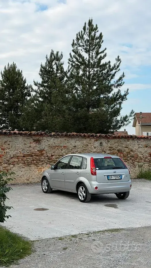 Usata Ford Fiesta 58 CV (42 kW) 2008 Grigio Utilitaria