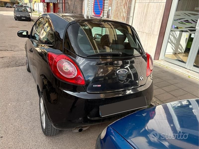 Usata Ford Ka 75 CV (55 kW) 2012 Nero Utilitaria