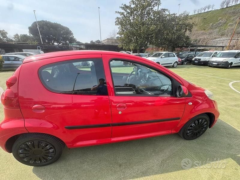 Usata Peugeot 107 68 CV (50 kW) 2011 Rosso Utilitaria