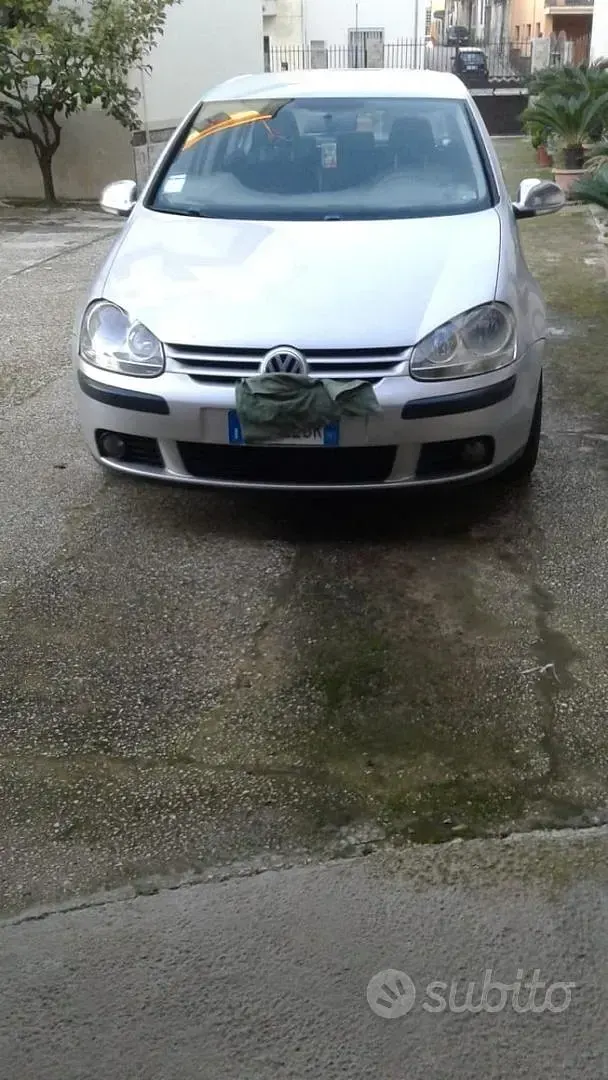 Begagnad VW Golf V 105 HK (77 kW) 2006 Grå Halvkombi