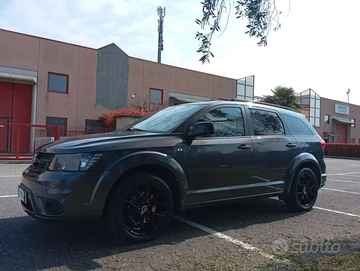 Käytetty Fiat Freemont Lounge 170 HP (125 kW) 2015 Harmaa Katumaasturi