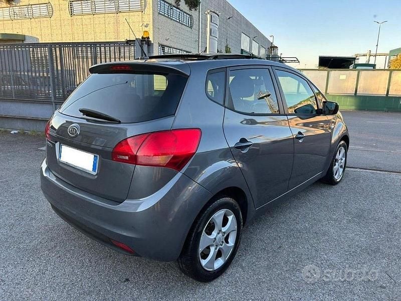 Usata Kia Venga 90 CV (66 kW) 2010 Grigio Utilitaria