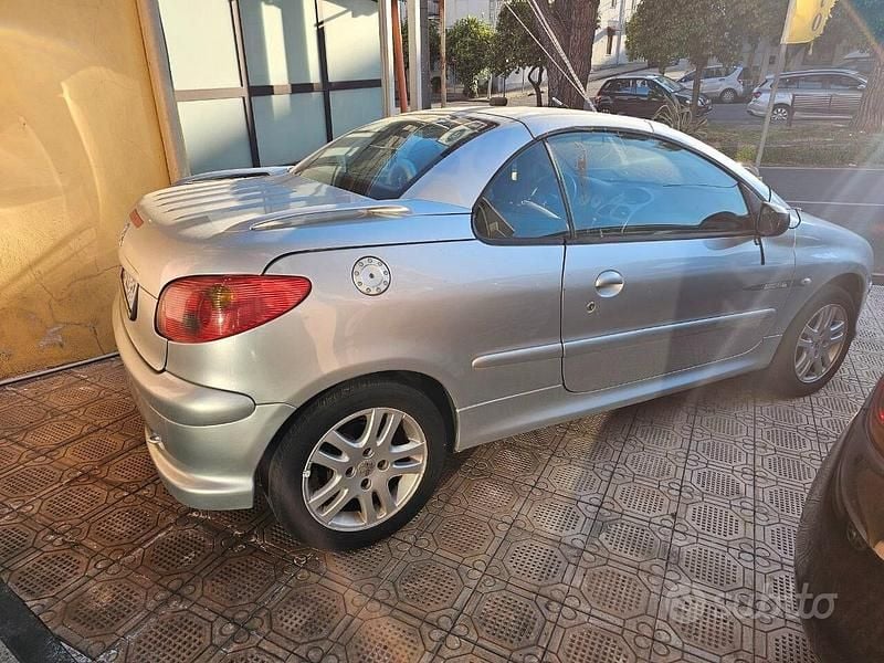 Usata Peugeot 206 CC 108 CV (79 kW) 2003 Grigio Cabrio