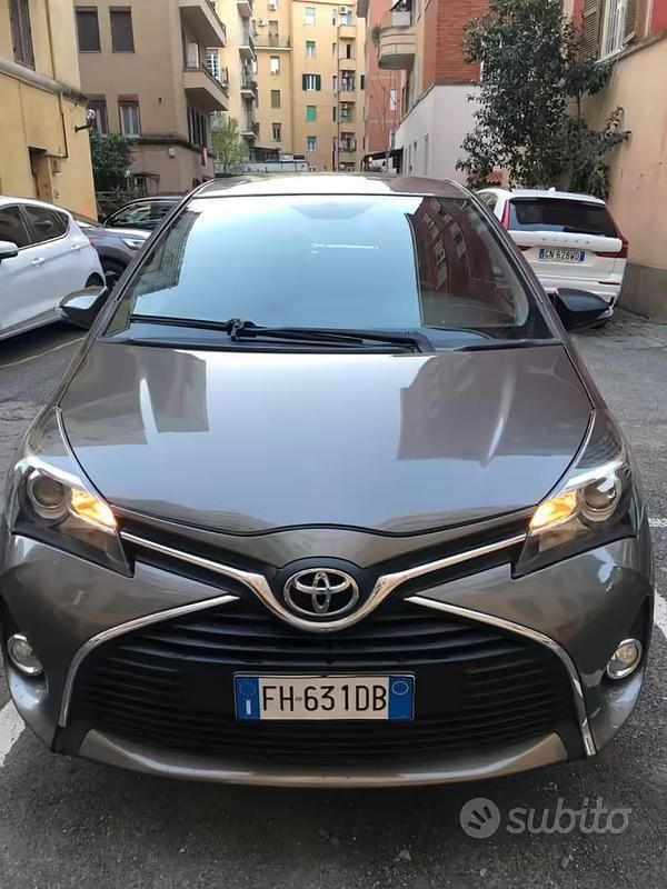 Usata Toyota Yaris Lounge 90 CV (66 kW) 2017 Grigio Berlina