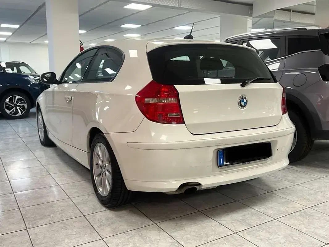 Usata BMW 116 122 CV (89 kW) 2009 Bianco Utilitaria