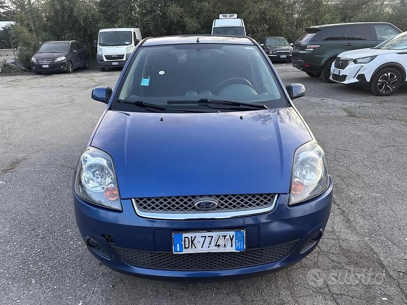 Usata Ford Fiesta Ghia 74 CV (54 kW) 2007 Blu Utilitaria