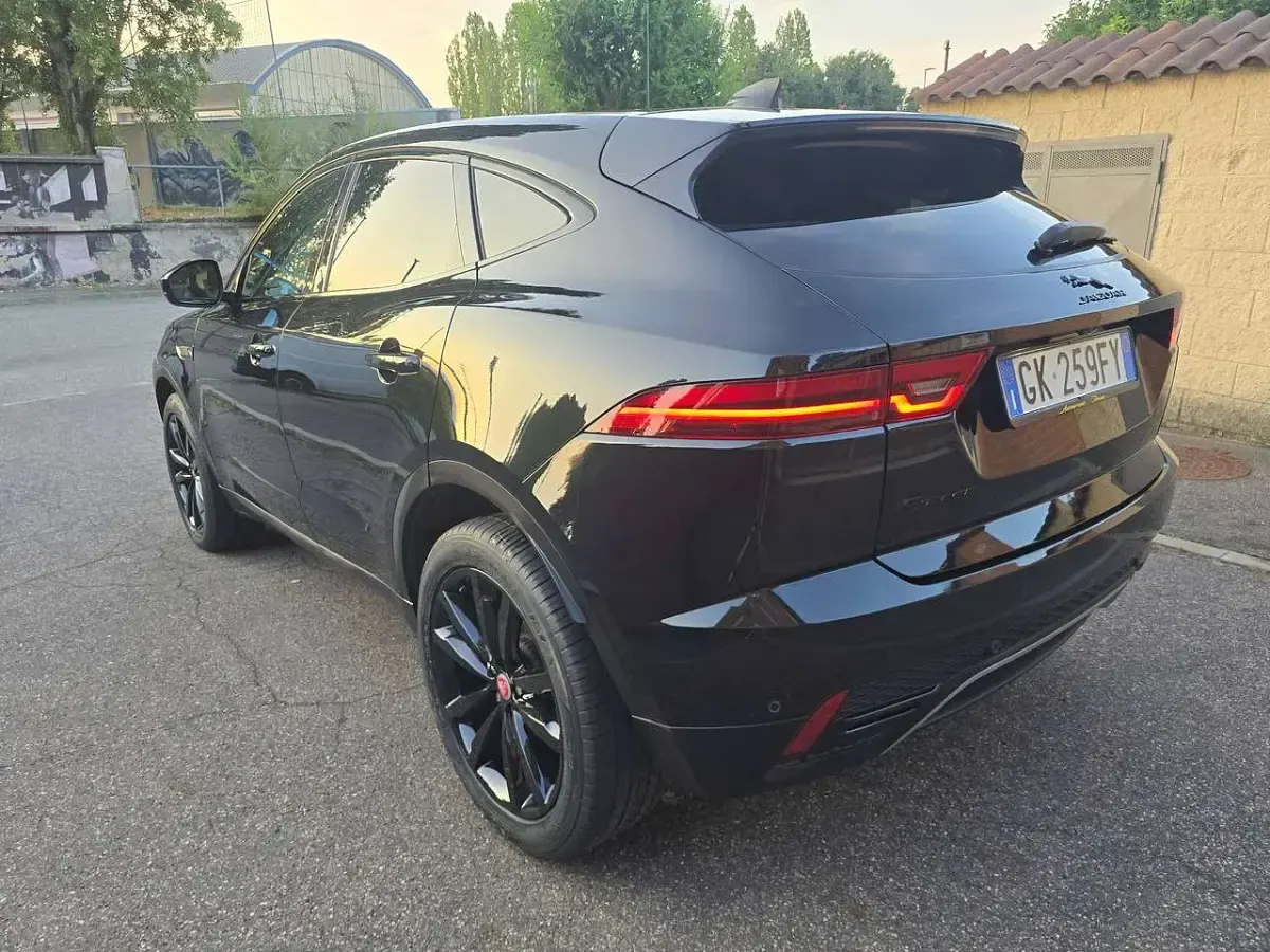 Usata Jaguar E-Pace R-Dynamic 163 CV (119 kW) 2022 Santorini black metallizzato SUV