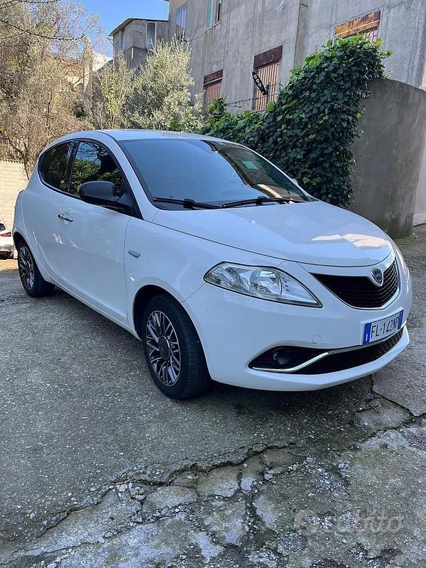 Usata Lancia Ypsilon 2017 Bianco Utilitaria