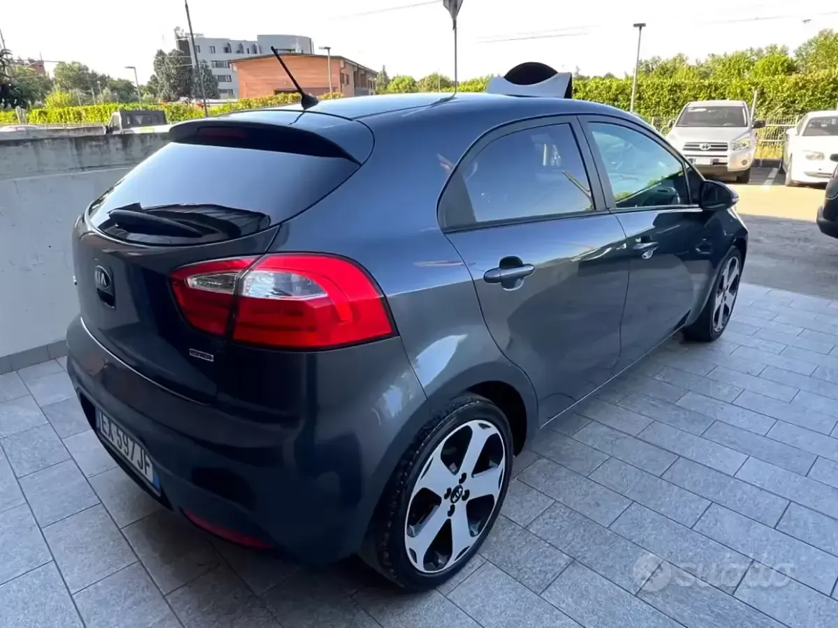Usata Kia Rio 75 CV (55 kW) 2014 Grigio Berlina