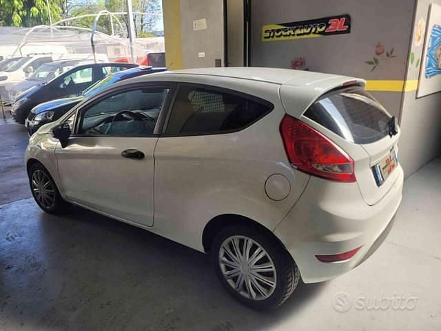 Usata Ford Fiesta 71 CV (52 kW) 2010 Bianco Utilitaria