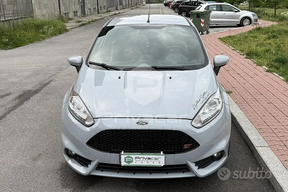 Usata Ford Fiesta ST200 200 CV (147 kW) 2017 Grigio Utilitaria