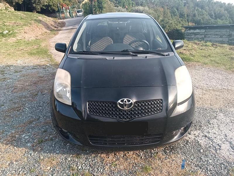 Nero Usata 2006 Toyota Yaris Due volumi | 2000 € (Ottimo prezzo) - Immagine 1/4