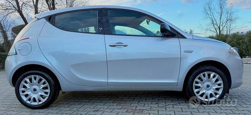 Usata Lancia Ypsilon 69 CV (50 kW) 2015 Grigio Utilitaria
