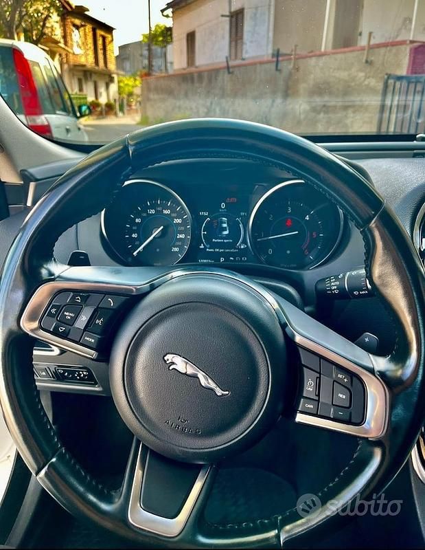 Usata Jaguar XE 180 CV (132 kW) 2018 Bianco Berlina