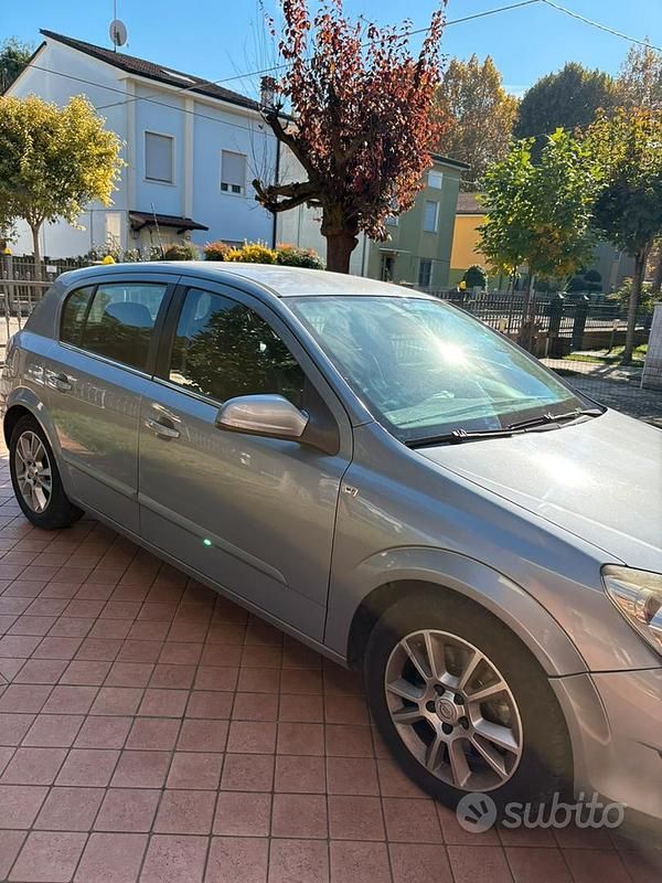 Usata Opel Astra 90 CV (66 kW) 2008 Grigio Berlina