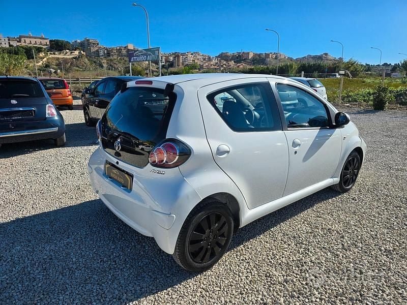 Usata Toyota Aygo 67 CV (49 kW) 2010 Bianco Utilitaria