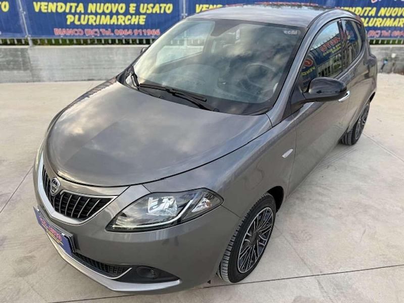 Usata Lancia Ypsilon Gold 70 CV (51 kW) 2022 Grigio Utilitaria