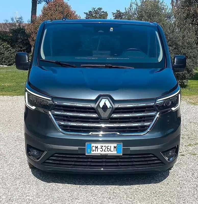Usata Renault Trafic 150 CV (110 kW) 2023 Grigio Monovolume