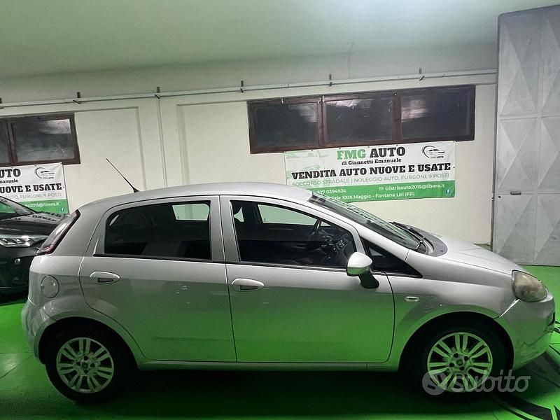 Usata Fiat Punto Lounge 75 CV (55 kW) 2015 Grigio Berlina