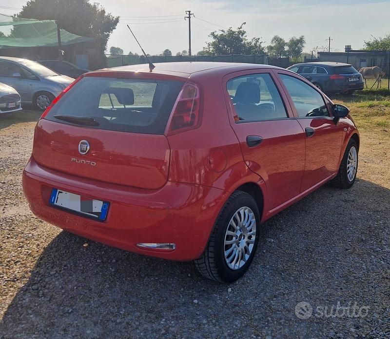 Usata Fiat Punto Lounge 69 CV (50 kW) 2015 Rosso Utilitaria
