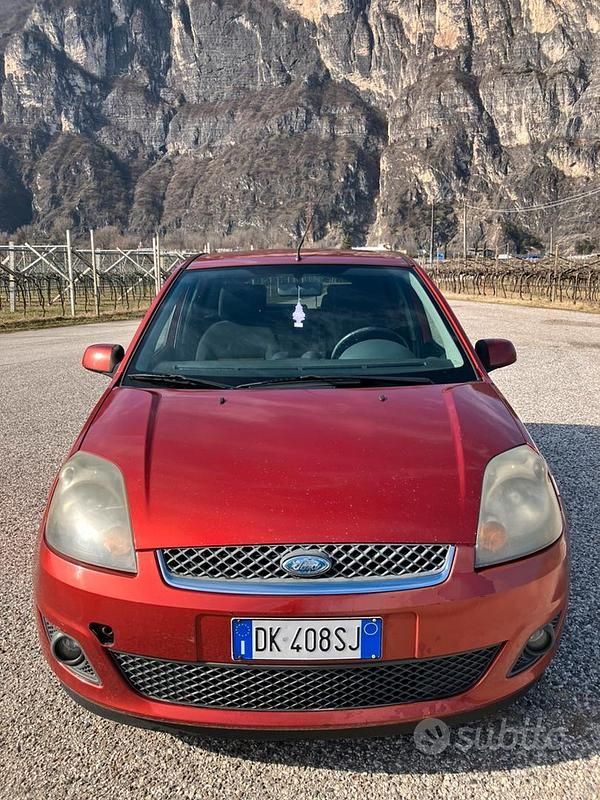 Usata Ford Fiesta Titanium 68 CV (50 kW) 2008 Rosso Utilitaria