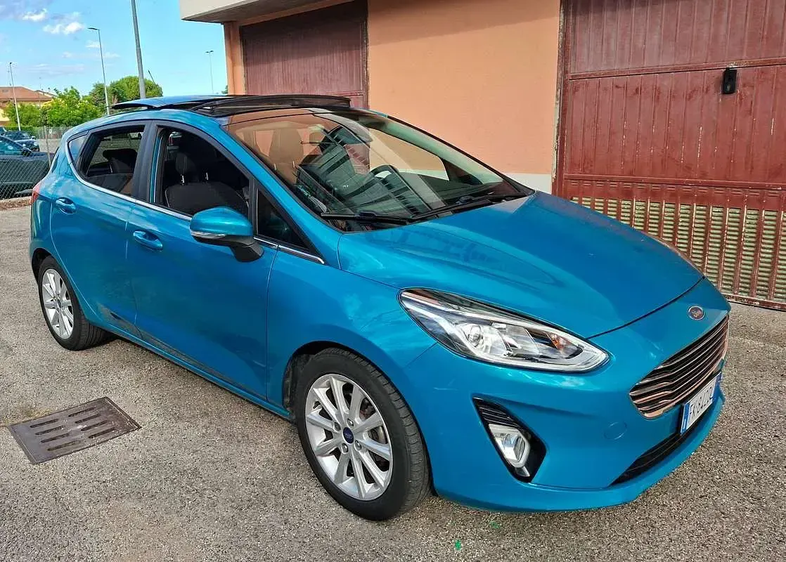 Usata Ford Fiesta Titanium 86 CV (63 kW) 2017 Blu/azzurro Utilitaria