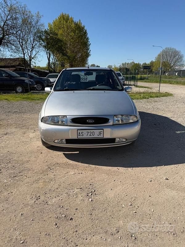 Usata Ford Fiesta 75 CV (55 kW) 1997 Grigio Utilitaria