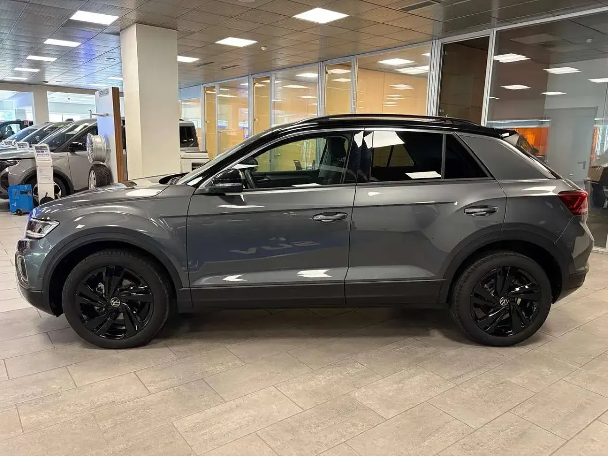 Usata VW T-Roc Sportline 116 CV (85 kW) 2025 Grigio scuro metallizzato SUV
