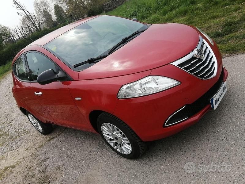 Usata Lancia Ypsilon Gold 85 CV (62 kW) 2014 Rosso Utilitaria