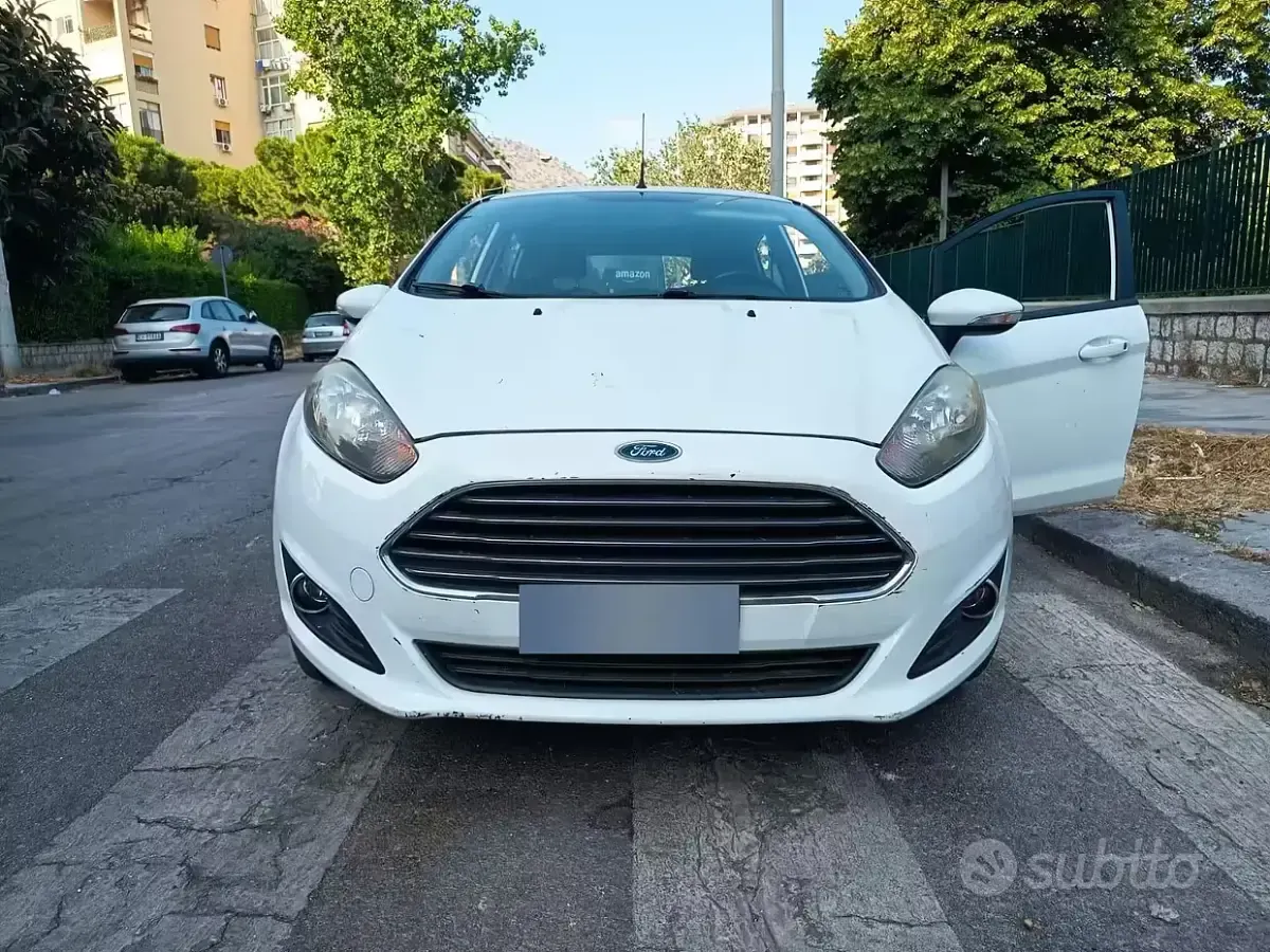 Usata Ford Fiesta 75 CV (55 kW) 2014 Bianco Utilitaria