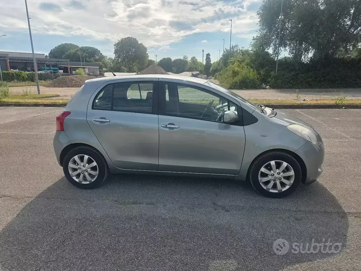 Usata Toyota Yaris 87 CV (63 kW) 2008 Grigio Utilitaria