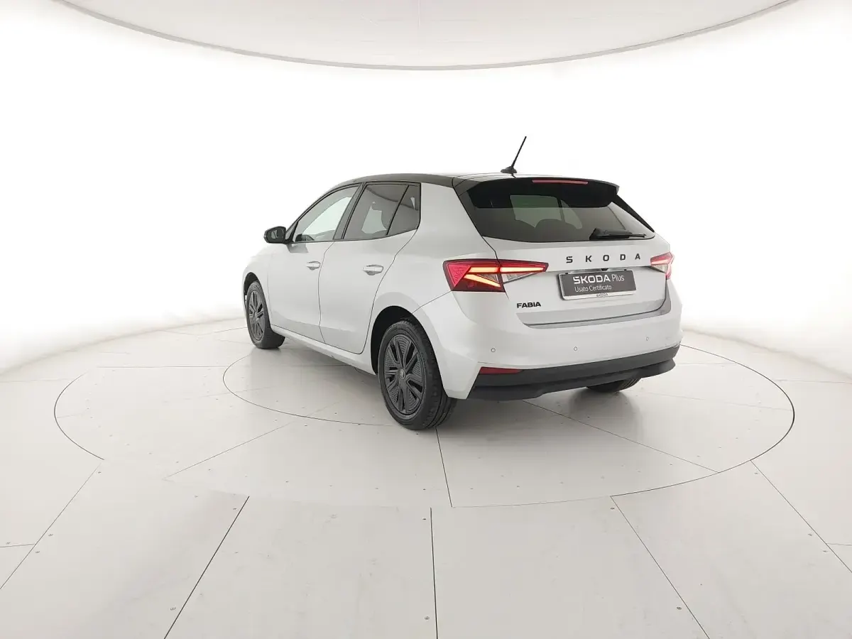 Usata Skoda Fabia 95 CV (69 kW) 2025 Argento brillante metallizzato nero tulipano perlato Utilitaria