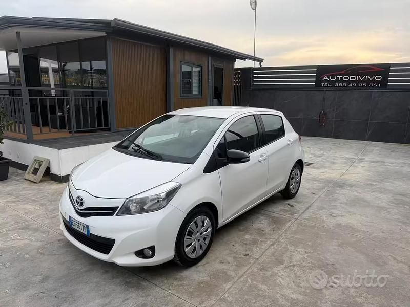Usata Toyota Yaris Lounge 69 CV (50 kW) 2013 Bianco Utilitaria