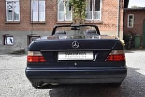 Usata Mercedes E200 136 CV (100 kW) 1997 Blu Cabrio