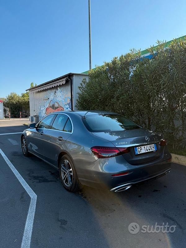 Usata Mercedes E200 Business 160 CV (117 kW) 2023 Grigio Berlina