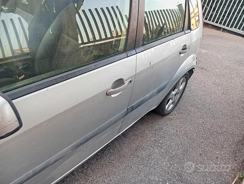 Usata Ford Fiesta 68 CV (50 kW) 2006 Grigio Utilitaria