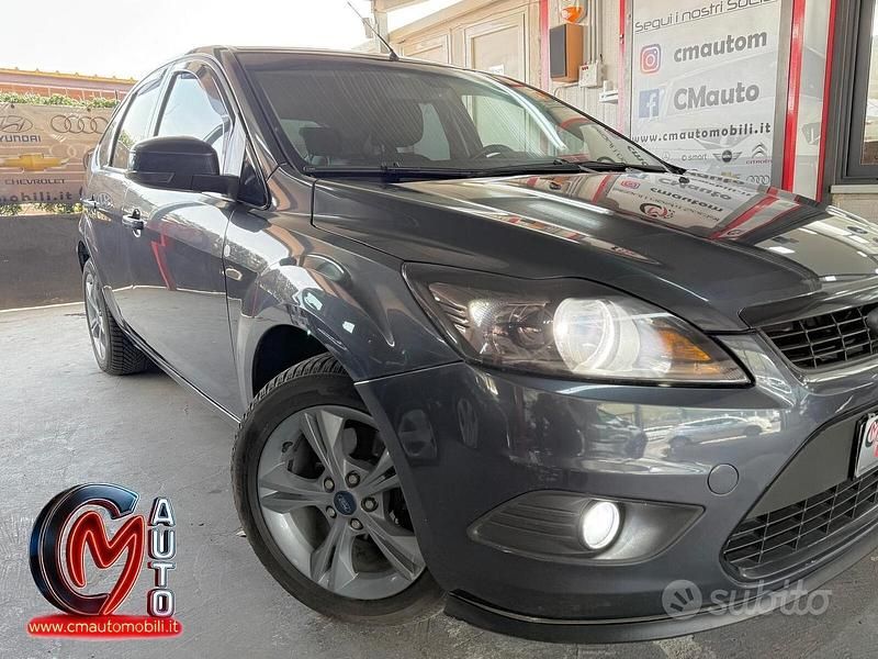Usado Ford Focus Titanium 90 HP (66 kW) 2009 Cinzento Sedan