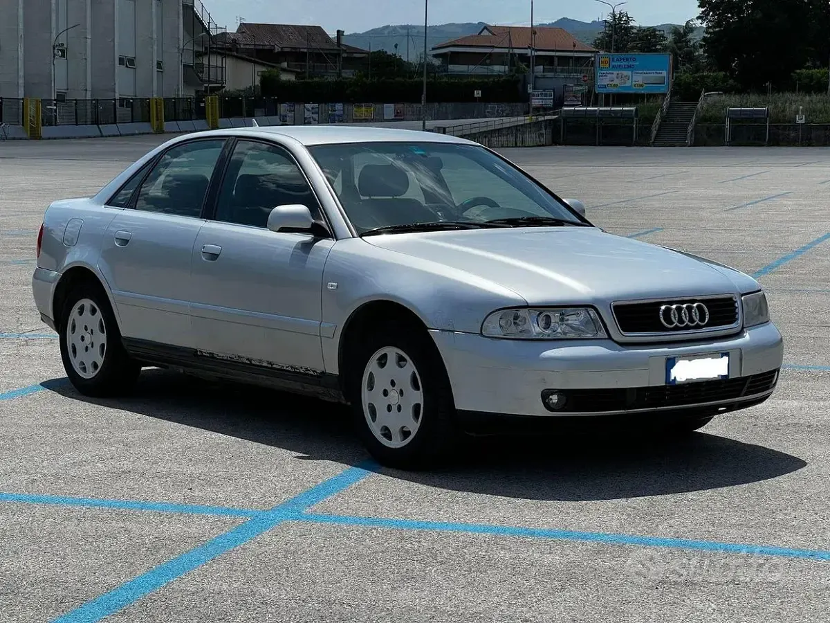 Usata Audi A4 110 CV (80 kW) 1999 Grigio Berlina