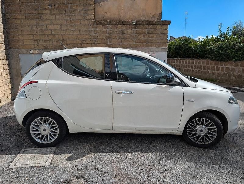 Usata Lancia Ypsilon 60 CV (44 kW) 2015 Bianco Utilitaria