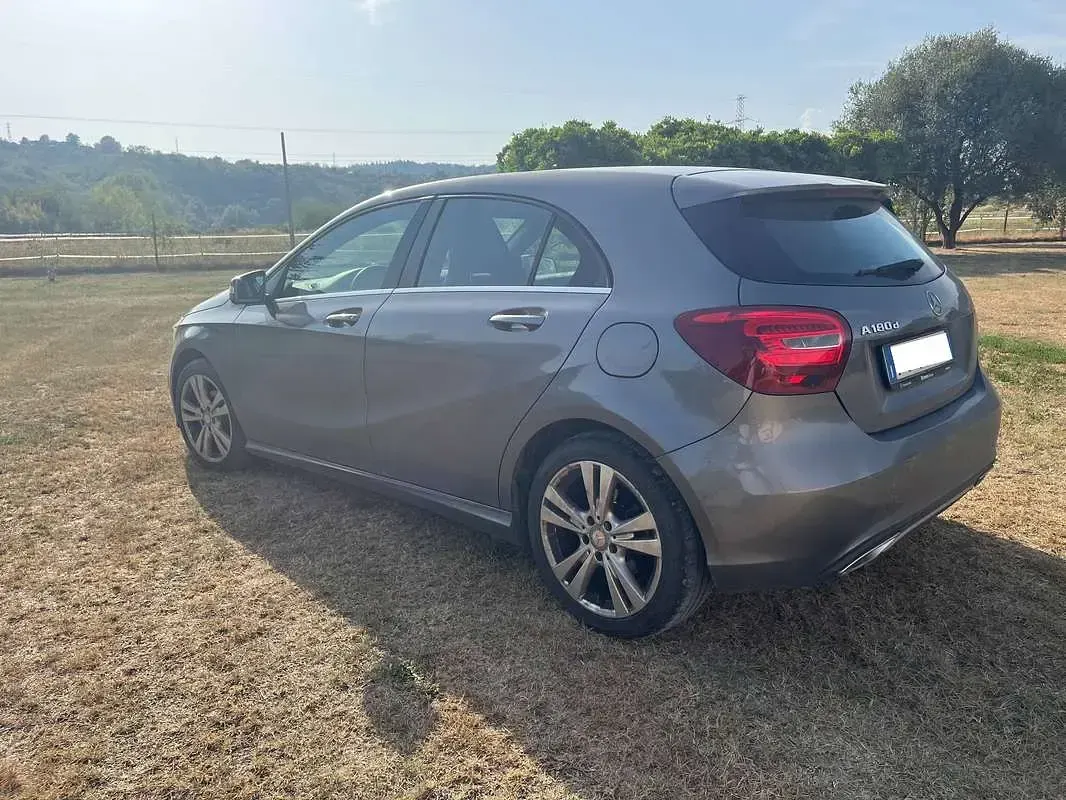 Usata Mercedes A180 109 CV (80 kW) 2017 Grigio Utilitaria
