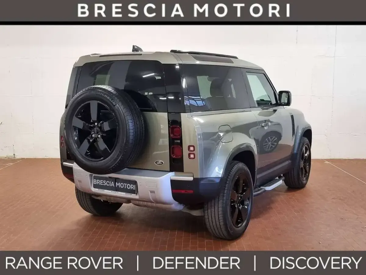Usata Land Rover Defender SE 200 CV (147 kW) 2023 Pangea green SUV