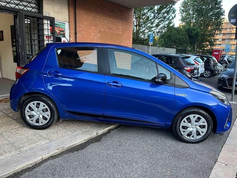 Usata Toyota Yaris Hybrid Lounge 73 CV (53 kW) 2019 Blu/azzurro Berlina