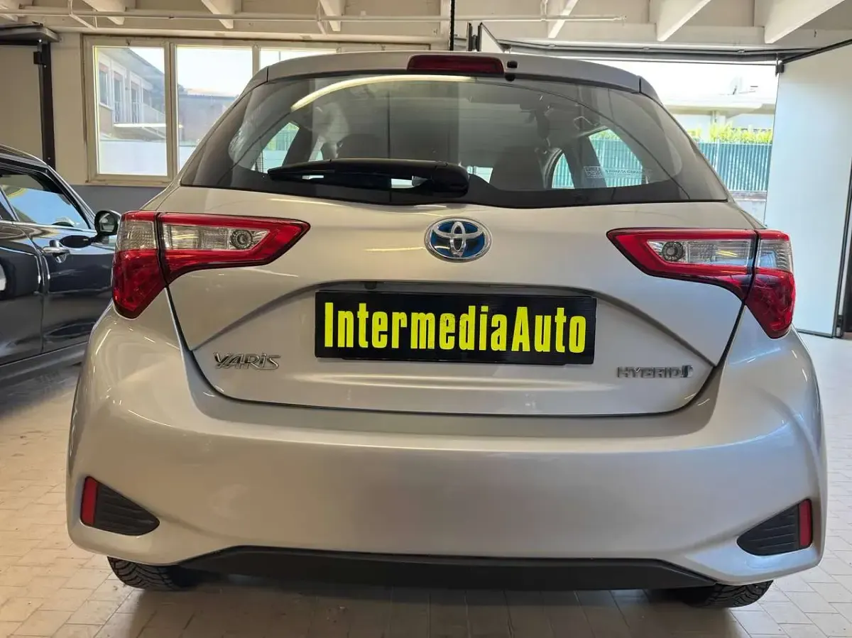 Usata Toyota Yaris Hybrid Lounge 73 CV (53 kW) 2019 Argento Berlina