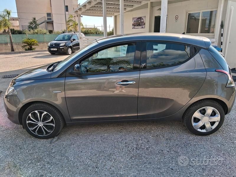 Usata Lancia Ypsilon Silver 69 CV (50 kW) 2013 Grigio Utilitaria