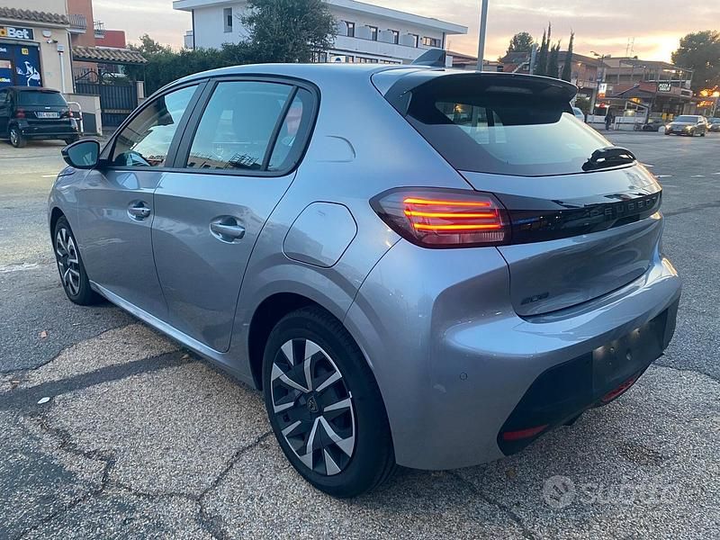 Usata Peugeot 208 Active 101 CV (74 kW) 2024 Grigio Utilitaria