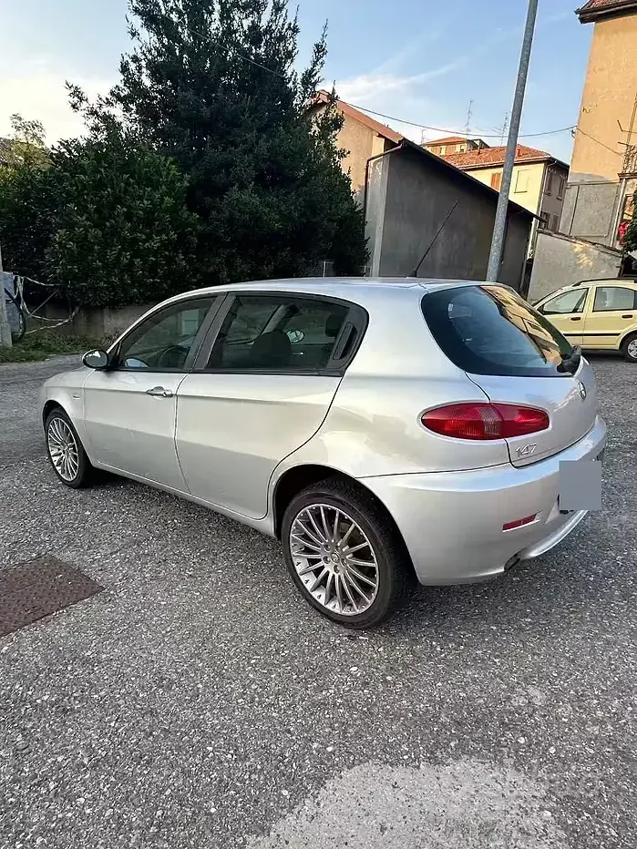 Usata Alfa Romeo 147 105 CV (77 kW) 2007 Grigio Utilitaria