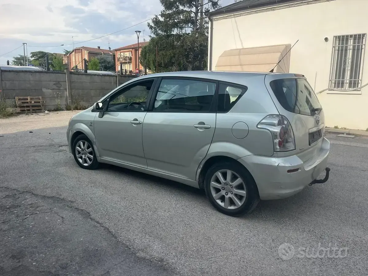 Usata Toyota Corolla Verso 136 CV (100 kW) 2006 Grigio Monovolume