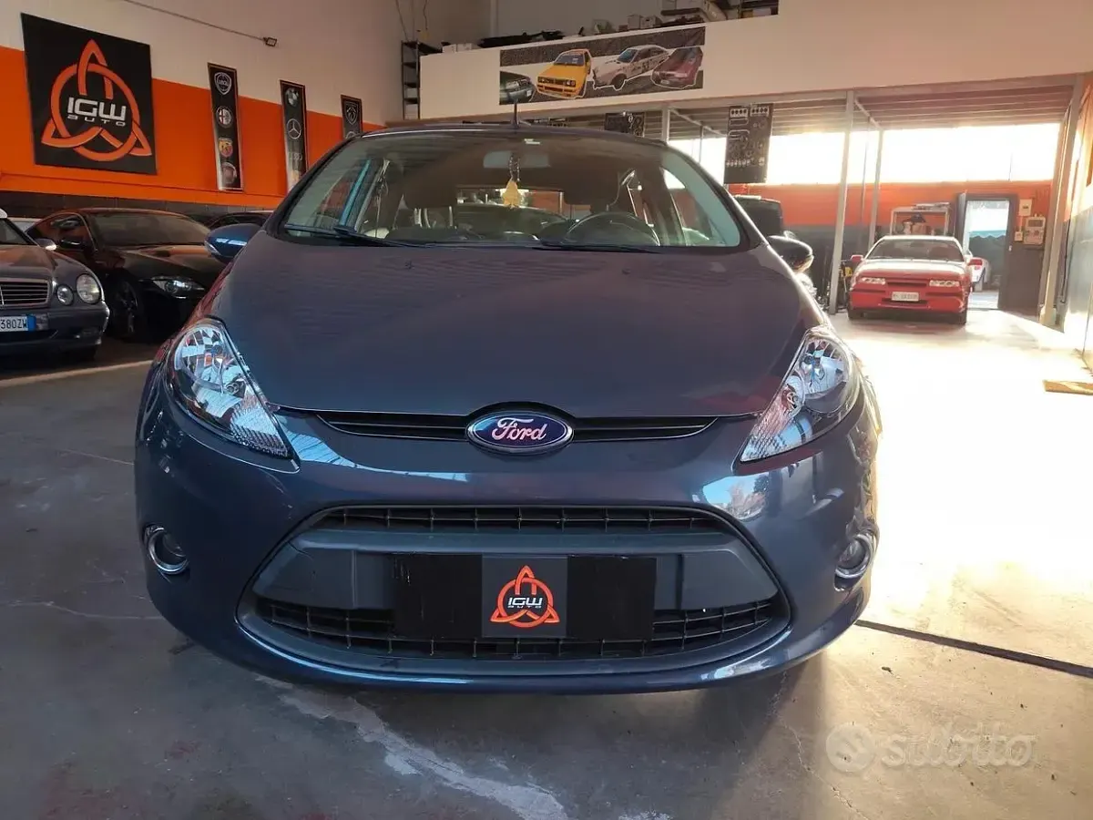 Gebraucht Ford Fiesta Titanium 60 PS (44 kW) 2012 Grau Limousine
