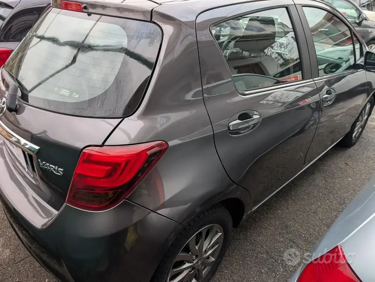 Begagnad Toyota Yaris Active 69 HK (50 kW) 2017 Grå Sedan